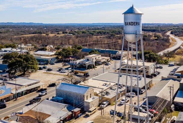 stories/bandera-water-tower.jpg